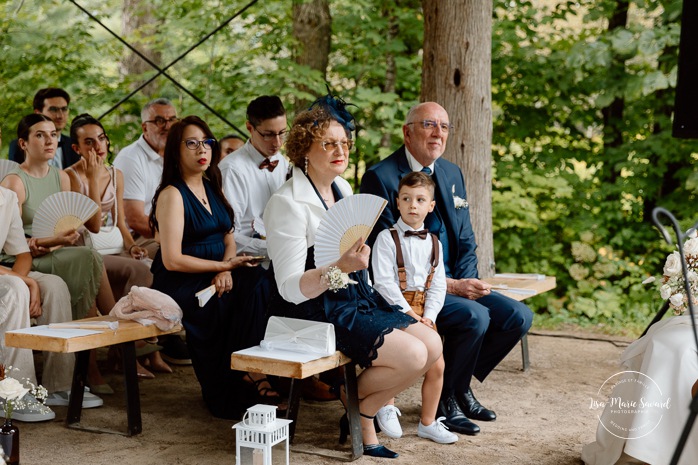 Forest wedding ceremony. Outdoor wedding ceremony. Mariage au Baluchon Éco-Villégiature. Auberge Le Baluchon. Photographe mariage Trois-Rivières.