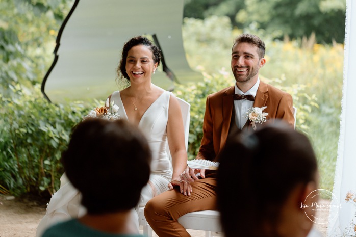 Forest wedding ceremony. Outdoor wedding ceremony. Mariage au Baluchon Éco-Villégiature. Auberge Le Baluchon. Photographe mariage Trois-Rivières.