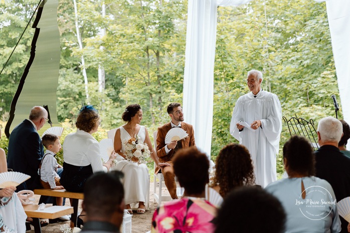 Forest wedding ceremony. Outdoor wedding ceremony. Mariage au Baluchon Éco-Villégiature. Auberge Le Baluchon. Photographe mariage Trois-Rivières.