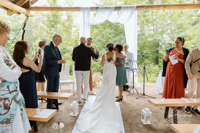 Forest wedding ceremony. Outdoor wedding ceremony. Mariage au Baluchon Éco-Villégiature. Auberge Le Baluchon. Photographe mariage Trois-Rivières.