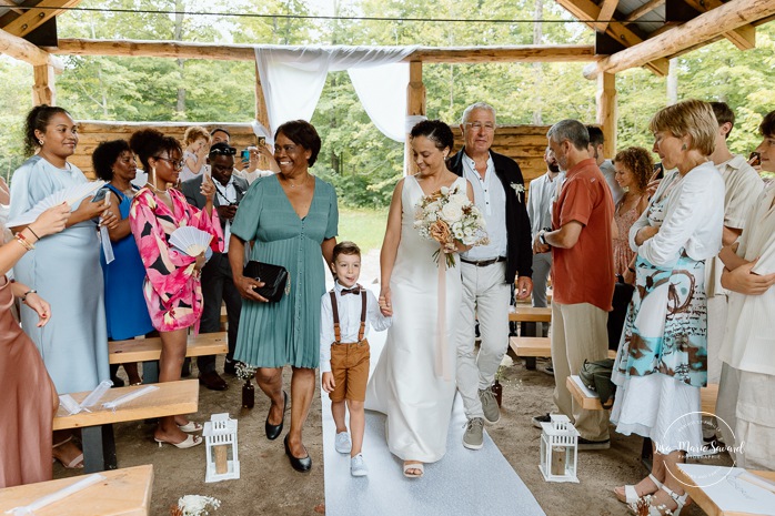 Forest wedding ceremony. Outdoor wedding ceremony. Mariage au Baluchon Éco-Villégiature. Auberge Le Baluchon. Photographe mariage Trois-Rivières.