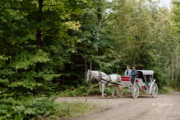 Forest wedding ceremony. Outdoor wedding ceremony. Mariage au Baluchon Éco-Villégiature. Auberge Le Baluchon. Photographe mariage Trois-Rivières.