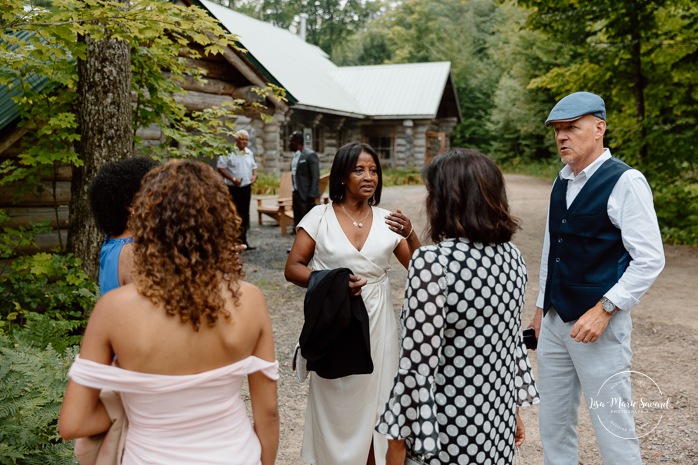 Forest wedding ceremony. Outdoor wedding ceremony. Mariage au Baluchon Éco-Villégiature. Auberge Le Baluchon. Photographe mariage Trois-Rivières.