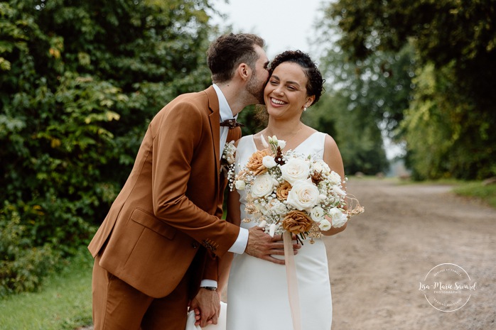 Romantic wedding photos. Rustic wedding photos. Biracial wedding photos. Multicultural wedding photos. Mariage au Baluchon Éco-Villégiature. Auberge Le Baluchon. Photographe mariage Trois-Rivières.