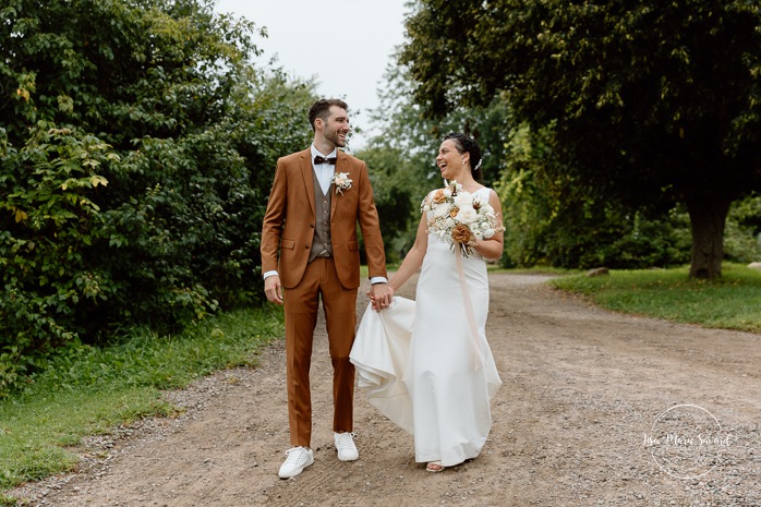 Romantic wedding photos. Rustic wedding photos. Biracial wedding photos. Multicultural wedding photos. Mariage au Baluchon Éco-Villégiature. Auberge Le Baluchon. Photographe mariage Trois-Rivières.