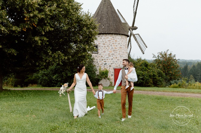 Wedding photos with children. Wedding family photos with kids. Wedding windmill photos. Mariage au Baluchon Éco-Villégiature. Auberge Le Baluchon. Photographe mariage Trois-Rivières.