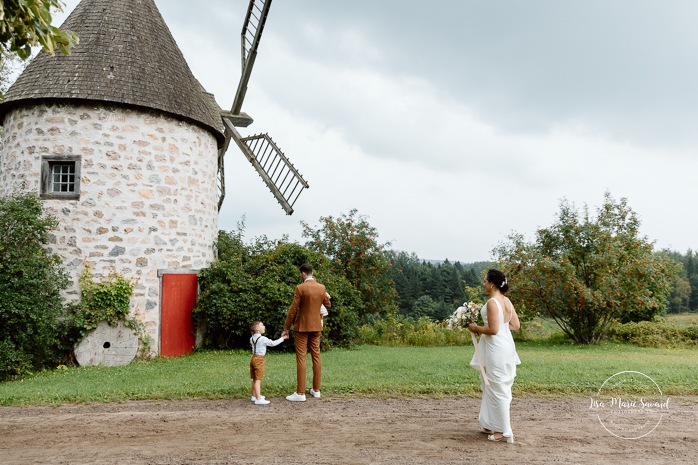 Wedding first look with children. Wedding windmill photos. Mariage au Baluchon Éco-Villégiature. Auberge Le Baluchon. Photographe mariage Trois-Rivières.