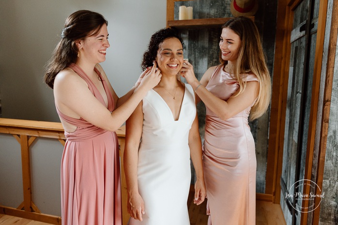 Bride getting ready in cabin. Cottage wedding photos. Cabin wedding photos. Mariage au Baluchon Éco-Villégiature. Auberge Le Baluchon. Photographe mariage Trois-Rivières.