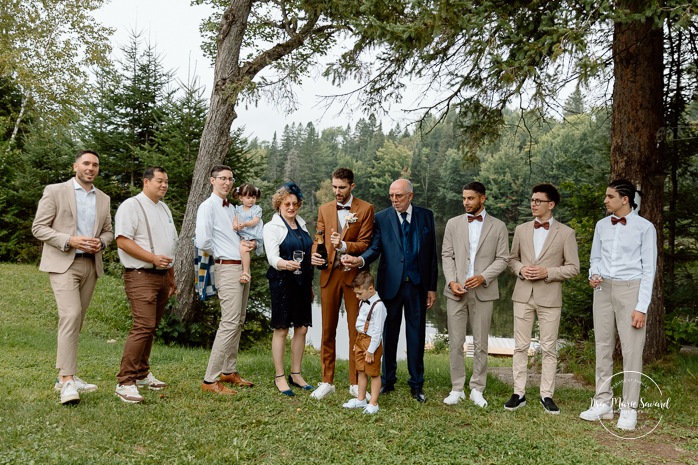 Groom getting ready in front of lake. Cottage wedding photos. Cabin wedding photos. Mariage au Baluchon Éco-Villégiature. Auberge Le Baluchon. Photographe mariage Trois-Rivières.