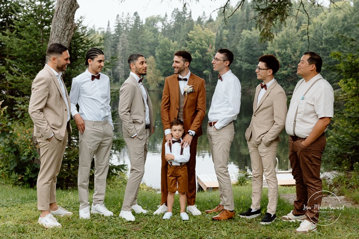 Groom getting ready in front of lake. Cottage wedding photos. Cabin wedding photos. Mariage au Baluchon Éco-Villégiature. Auberge Le Baluchon. Photographe mariage Trois-Rivières.