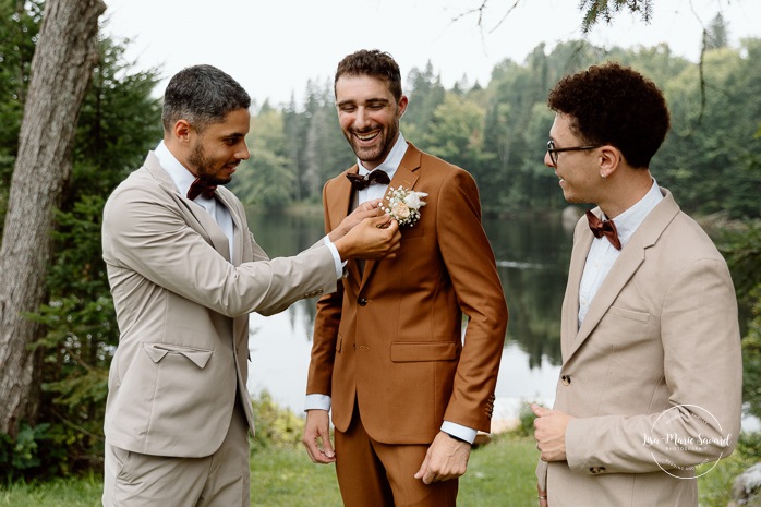 Groom getting ready in front of lake. Cottage wedding photos. Cabin wedding photos. Mariage au Baluchon Éco-Villégiature. Auberge Le Baluchon. Photographe mariage Trois-Rivières.