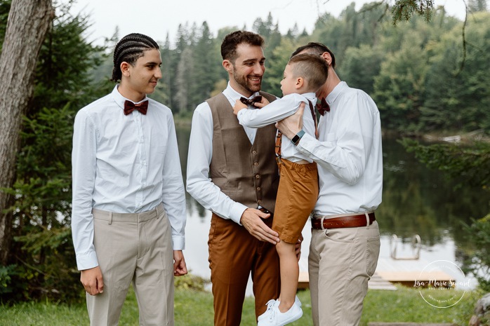 Groom getting ready in front of lake. Cottage wedding photos. Cabin wedding photos. Mariage au Baluchon Éco-Villégiature. Auberge Le Baluchon. Photographe mariage Trois-Rivières.