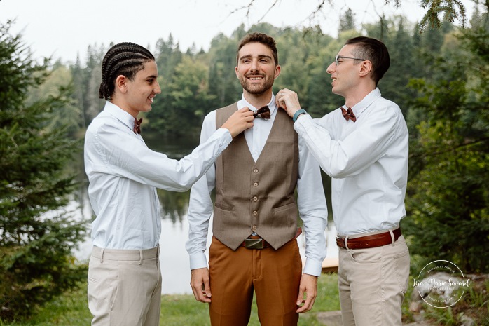 Groom getting ready in front of lake. Cottage wedding photos. Cabin wedding photos. Mariage au Baluchon Éco-Villégiature. Auberge Le Baluchon. Photographe mariage Trois-Rivières.