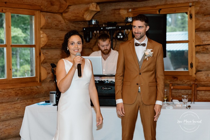 Sugar shack wedding photos. Sugar shack wedding reception. Mariage dans une cabane à sucre. Mariage au Baluchon Éco-Villégiature. Auberge Le Baluchon. Photographe mariage Trois-Rivières.