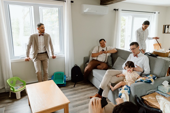 Groom getting ready in cabin. Cottage wedding photos. Cabin wedding photos. Mariage au Baluchon Éco-Villégiature. Auberge Le Baluchon. Photographe mariage Trois-Rivières.