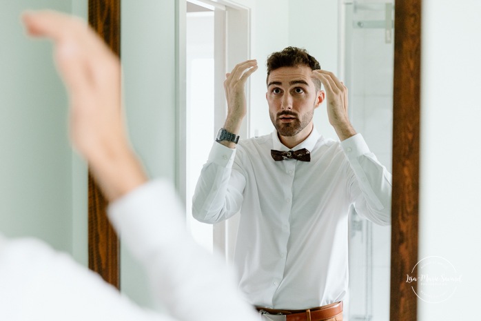 Groom getting ready in cabin. Cottage wedding photos. Cabin wedding photos. Mariage au Baluchon Éco-Villégiature. Auberge Le Baluchon. Photographe mariage Trois-Rivières.