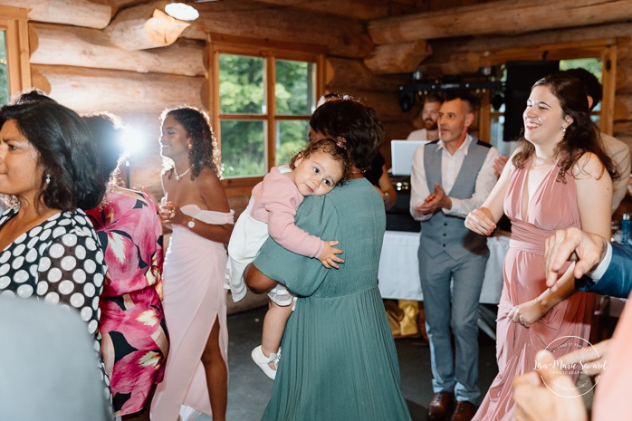 Sugar shack wedding photos. Sugar shack wedding reception. Mariage dans une cabane à sucre. Mariage au Baluchon Éco-Villégiature. Auberge Le Baluchon. Photographe mariage Trois-Rivières.