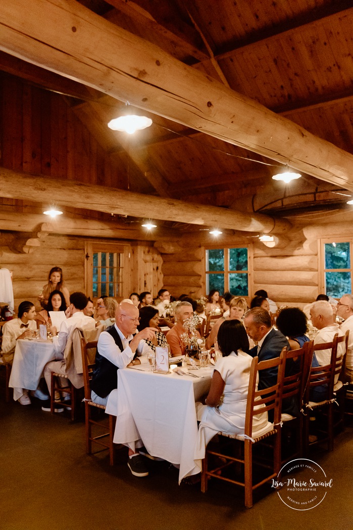 Sugar shack wedding photos. Sugar shack wedding reception. Mariage dans une cabane à sucre. Mariage au Baluchon Éco-Villégiature. Auberge Le Baluchon. Photographe mariage Trois-Rivières.