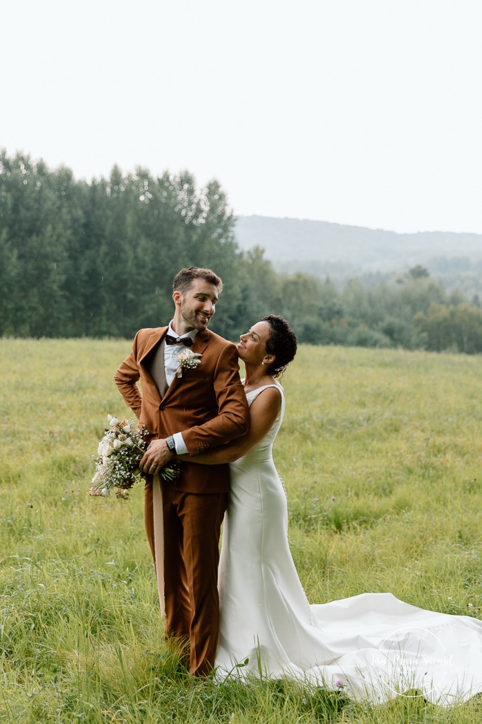 Romantic wedding photos. Rustic wedding photos. Biracial wedding photos. Multicultural wedding photos. Mariage au Baluchon Éco-Villégiature. Auberge Le Baluchon. Photographe mariage Trois-Rivières.