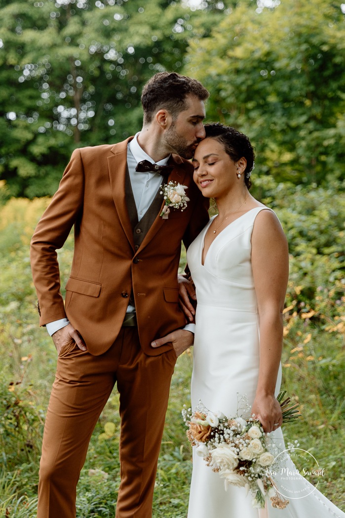 Romantic wedding photos. Rustic wedding photos. Biracial wedding photos. Multicultural wedding photos. Mariage au Baluchon Éco-Villégiature. Auberge Le Baluchon. Photographe mariage Trois-Rivières.