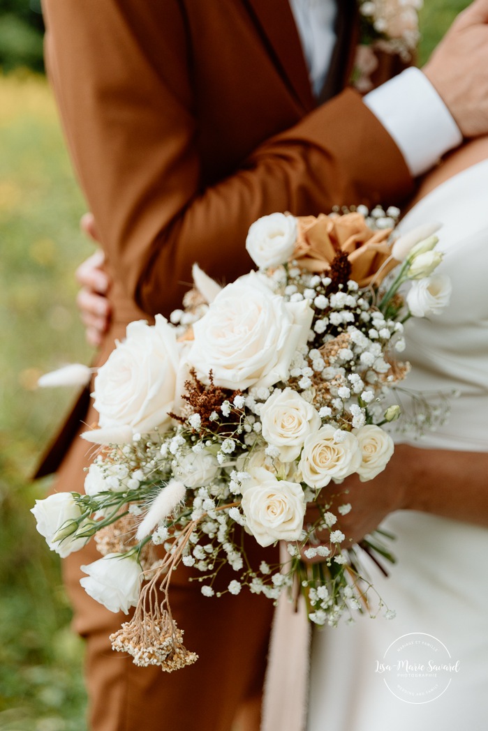 Romantic wedding photos. Rustic wedding photos. Biracial wedding photos. Multicultural wedding photos. Mariage au Baluchon Éco-Villégiature. Auberge Le Baluchon. Photographe mariage Trois-Rivières.