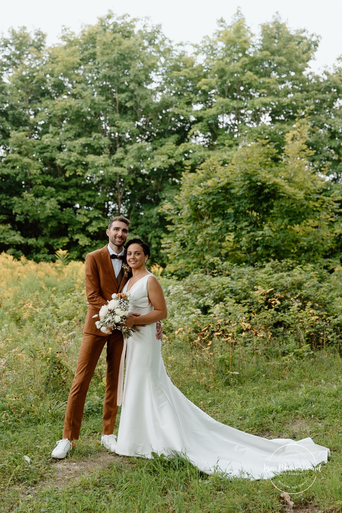 Romantic wedding photos. Rustic wedding photos. Biracial wedding photos. Multicultural wedding photos. Mariage au Baluchon Éco-Villégiature. Auberge Le Baluchon. Photographe mariage Trois-Rivières.