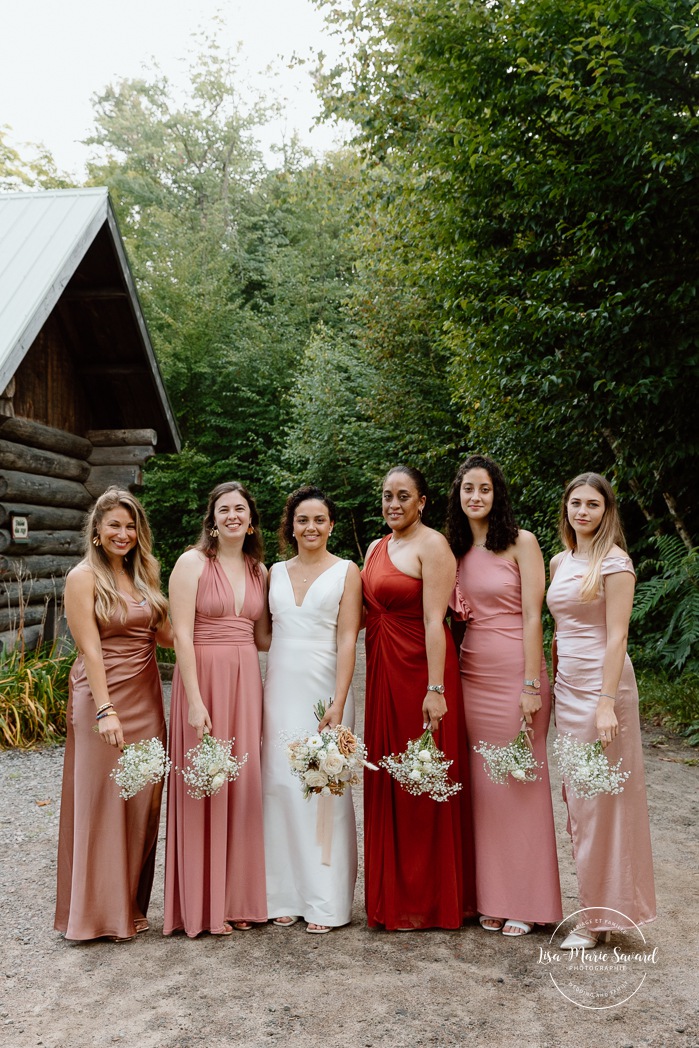 Forest wedding family photos. Sugar shack wedding photos. Mariage au Baluchon Éco-Villégiature. Auberge Le Baluchon. Photographe mariage Trois-Rivières.