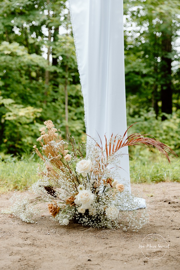 Forest wedding ceremony. Outdoor wedding ceremony. Mariage au Baluchon Éco-Villégiature. Auberge Le Baluchon. Photographe mariage Trois-Rivières.