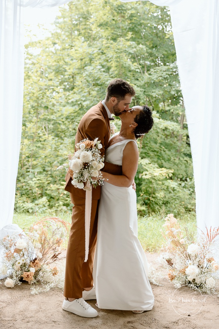 Forest wedding ceremony. Outdoor wedding ceremony. Mariage au Baluchon Éco-Villégiature. Auberge Le Baluchon. Photographe mariage Trois-Rivières.