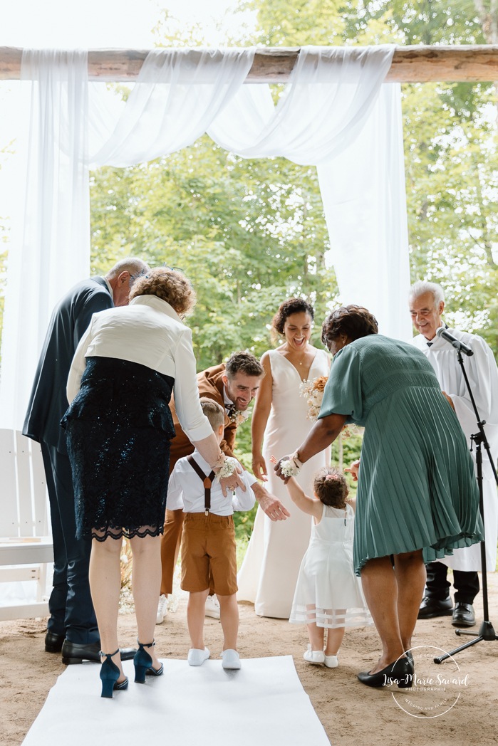 Forest wedding ceremony. Outdoor wedding ceremony. Mariage au Baluchon Éco-Villégiature. Auberge Le Baluchon. Photographe mariage Trois-Rivières.