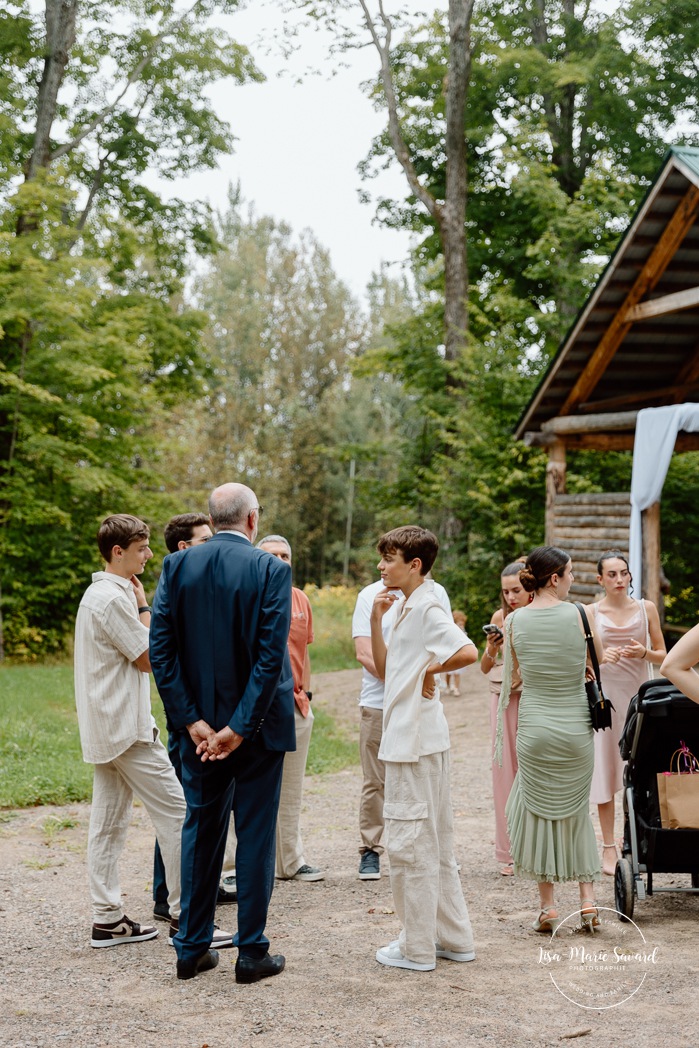 Forest wedding ceremony. Outdoor wedding ceremony. Mariage au Baluchon Éco-Villégiature. Auberge Le Baluchon. Photographe mariage Trois-Rivières.