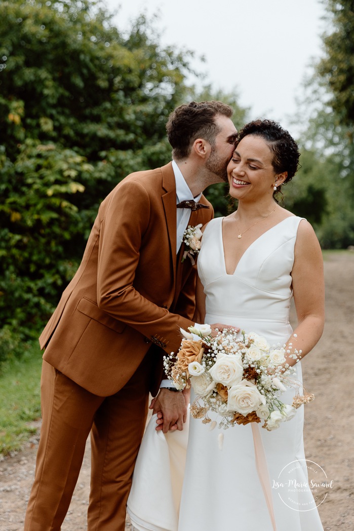 Romantic wedding photos. Rustic wedding photos. Biracial wedding photos. Multicultural wedding photos. Mariage au Baluchon Éco-Villégiature. Auberge Le Baluchon. Photographe mariage Trois-Rivières.