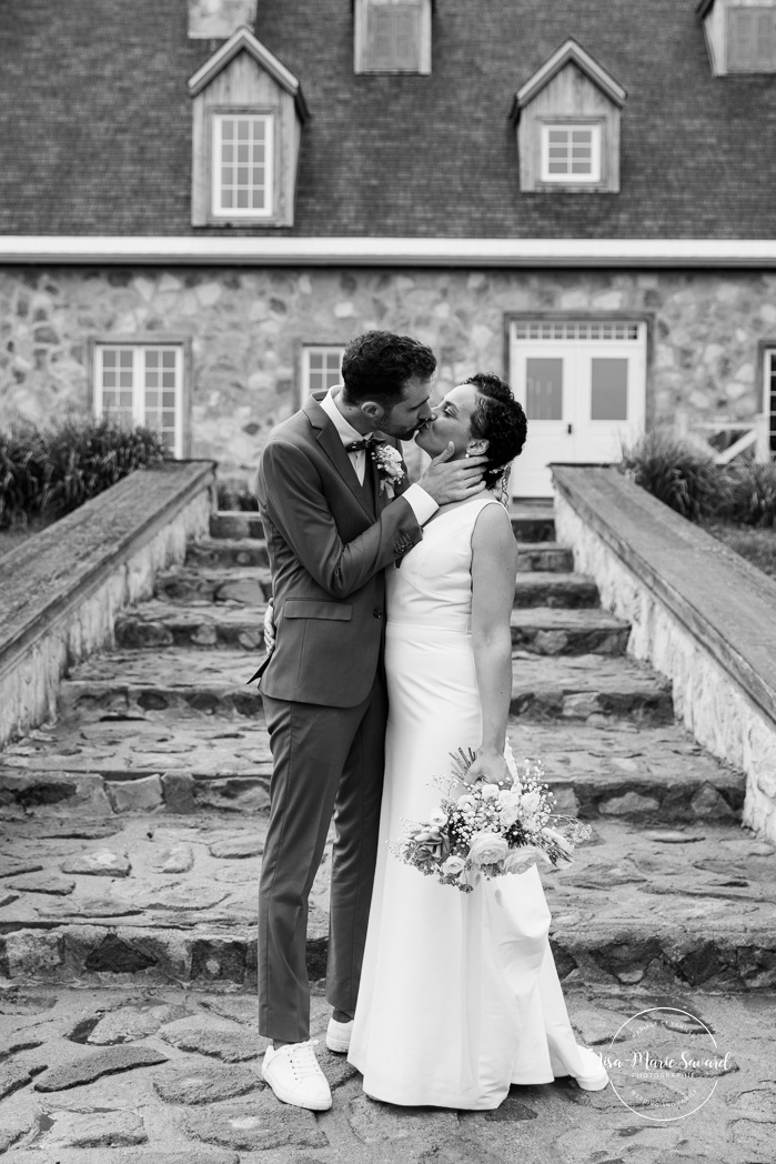 Romantic wedding photos. Rustic wedding photos. Biracial wedding photos. Multicultural wedding photos. Mariage au Baluchon Éco-Villégiature. Auberge Le Baluchon. Photographe mariage Trois-Rivières.