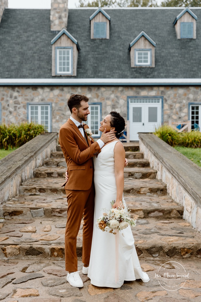 Romantic wedding photos. Rustic wedding photos. Biracial wedding photos. Multicultural wedding photos. Mariage au Baluchon Éco-Villégiature. Auberge Le Baluchon. Photographe mariage Trois-Rivières.