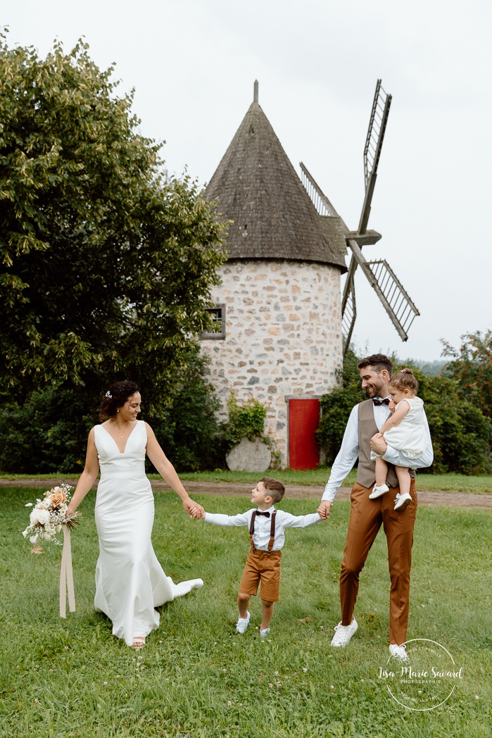 Wedding photos with children. Wedding family photos with kids. Wedding windmill photos. Mariage au Baluchon Éco-Villégiature. Auberge Le Baluchon. Photographe mariage Trois-Rivières.