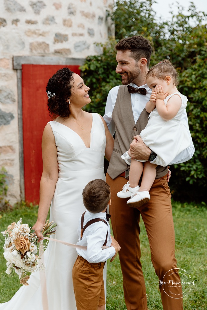 Wedding photos with children. Wedding family photos with kids. Wedding windmill photos. Mariage au Baluchon Éco-Villégiature. Auberge Le Baluchon. Photographe mariage Trois-Rivières.