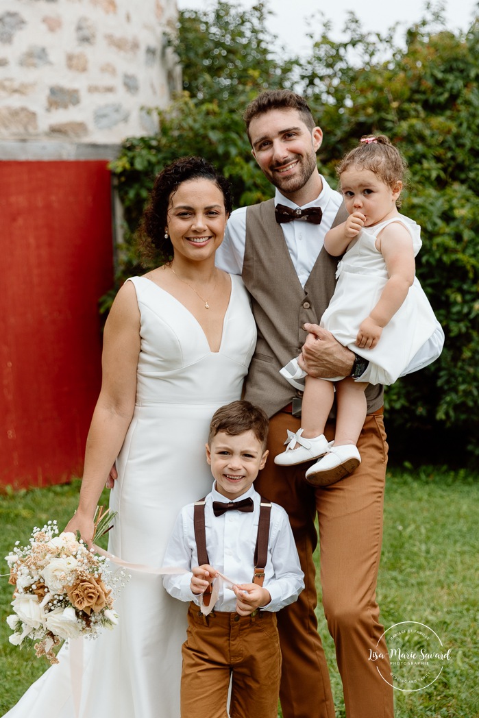 Wedding photos with children. Wedding family photos with kids. Wedding windmill photos. Mariage au Baluchon Éco-Villégiature. Auberge Le Baluchon. Photographe mariage Trois-Rivières.