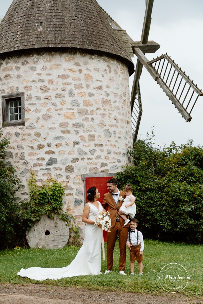 Wedding photos with children. Wedding family photos with kids. Wedding windmill photos. Mariage au Baluchon Éco-Villégiature. Auberge Le Baluchon. Photographe mariage Trois-Rivières.