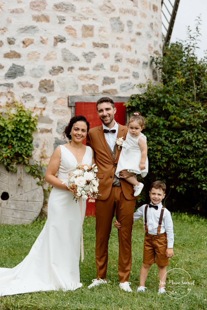 Wedding photos with children. Wedding family photos with kids. Wedding windmill photos. Mariage au Baluchon Éco-Villégiature. Auberge Le Baluchon. Photographe mariage Trois-Rivières.