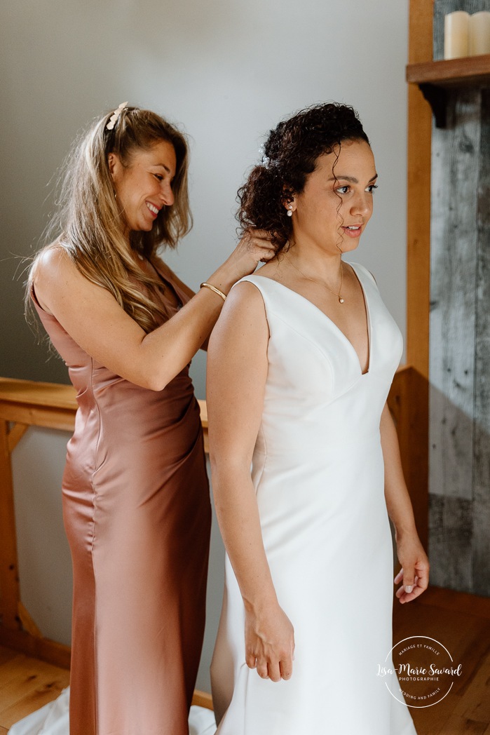 Bride getting ready in cabin. Cottage wedding photos. Cabin wedding photos. Mariage au Baluchon Éco-Villégiature. Auberge Le Baluchon. Photographe mariage Trois-Rivières.