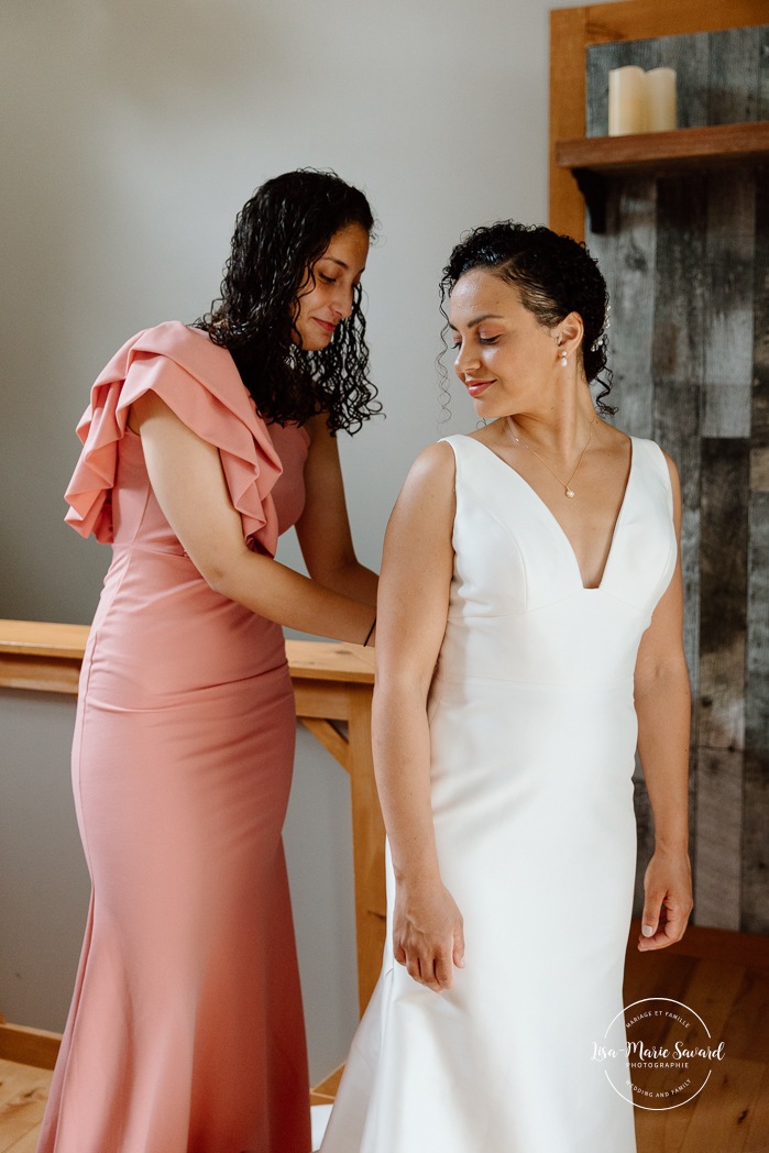 Bride getting ready in cabin. Cottage wedding photos. Cabin wedding photos. Mariage au Baluchon Éco-Villégiature. Auberge Le Baluchon. Photographe mariage Trois-Rivières.