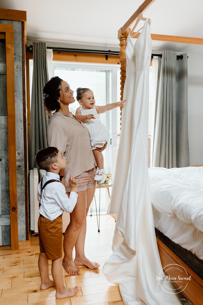 Bride getting ready in cabin. Cottage wedding photos. Cabin wedding photos. Mariage au Baluchon Éco-Villégiature. Auberge Le Baluchon. Photographe mariage Trois-Rivières.