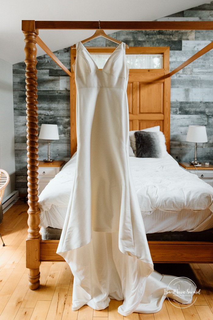 Bride getting ready in cabin. Cottage wedding photos. Cabin wedding photos. Mariage au Baluchon Éco-Villégiature. Auberge Le Baluchon. Photographe mariage Trois-Rivières.