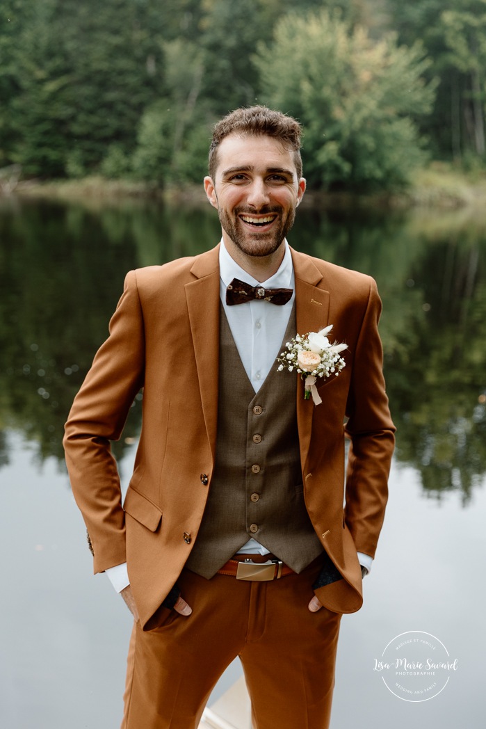 Groom getting ready in front of lake. Cottage wedding photos. Cabin wedding photos. Mariage au Baluchon Éco-Villégiature. Auberge Le Baluchon. Photographe mariage Trois-Rivières.