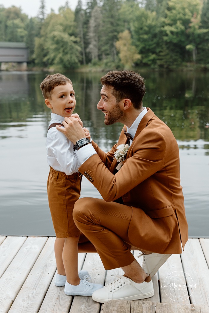 Groom getting ready in front of lake. Cottage wedding photos. Cabin wedding photos. Mariage au Baluchon Éco-Villégiature. Auberge Le Baluchon. Photographe mariage Trois-Rivières.