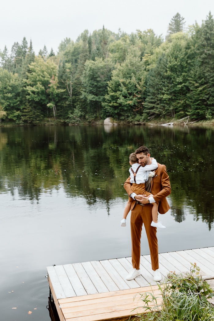 Groom getting ready in front of lake. Cottage wedding photos. Cabin wedding photos. Mariage au Baluchon Éco-Villégiature. Auberge Le Baluchon. Photographe mariage Trois-Rivières.