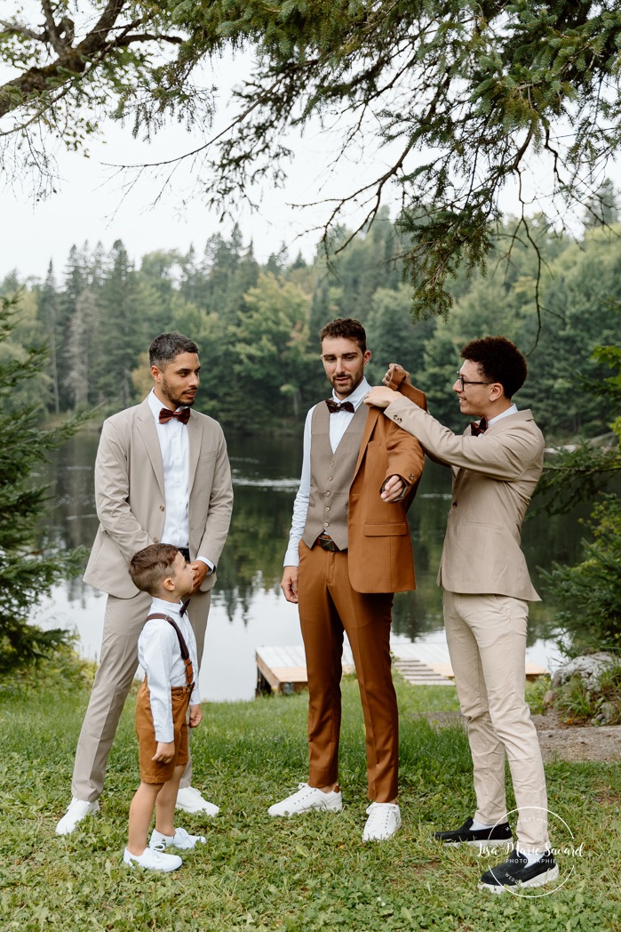 Groom getting ready in front of lake. Cottage wedding photos. Cabin wedding photos. Mariage au Baluchon Éco-Villégiature. Auberge Le Baluchon. Photographe mariage Trois-Rivières.