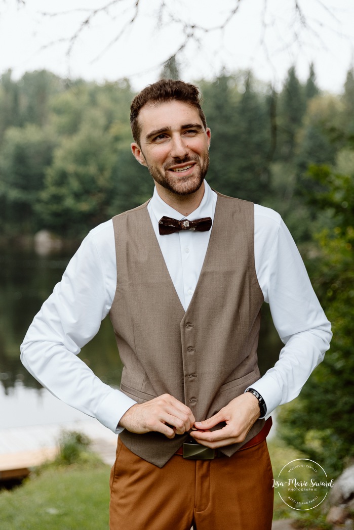 Groom getting ready in cabin. Cottage wedding photos. Cabin wedding photos. Mariage au Baluchon Éco-Villégiature. Auberge Le Baluchon. Photographe mariage Trois-Rivières.