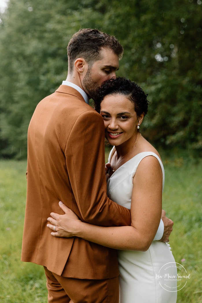 Romantic wedding photos. Rustic wedding photos. Biracial wedding photos. Multicultural wedding photos. Mariage au Baluchon Éco-Villégiature. Auberge Le Baluchon. Photographe mariage Trois-Rivières.