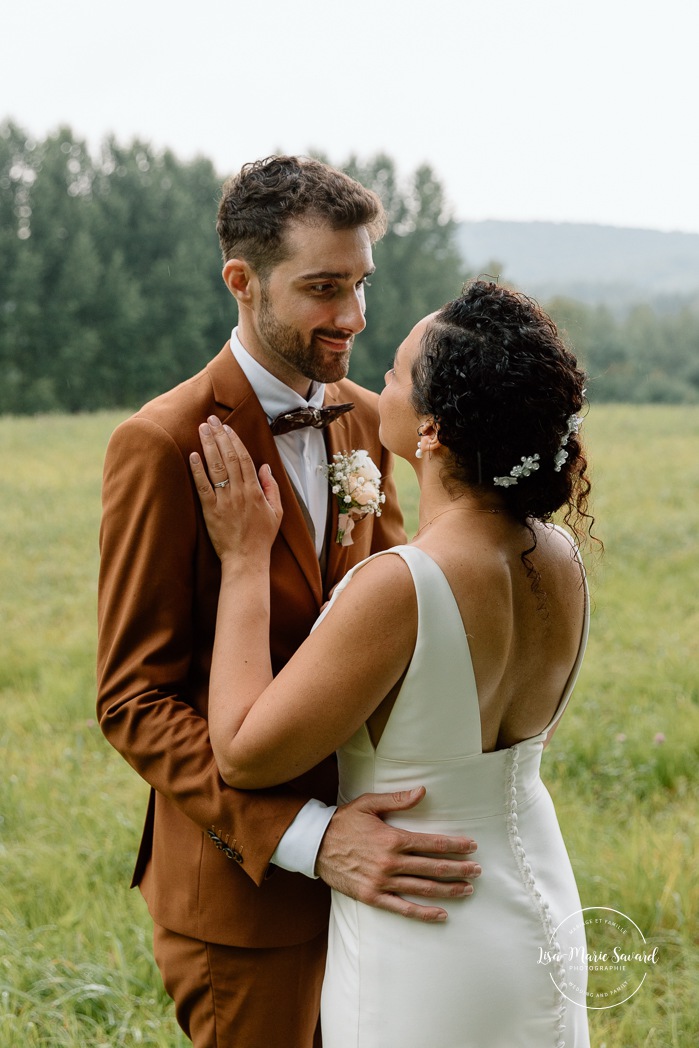 Romantic wedding photos. Rustic wedding photos. Biracial wedding photos. Multicultural wedding photos. Mariage au Baluchon Éco-Villégiature. Auberge Le Baluchon. Photographe mariage Trois-Rivières.